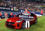 기아차, 2017 한국시리즈 MVP 양현종 선수에 부상으로 ‘스팅어’ 수여