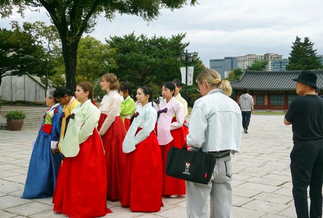 “한복, 불편하지 않아 좋아요!”