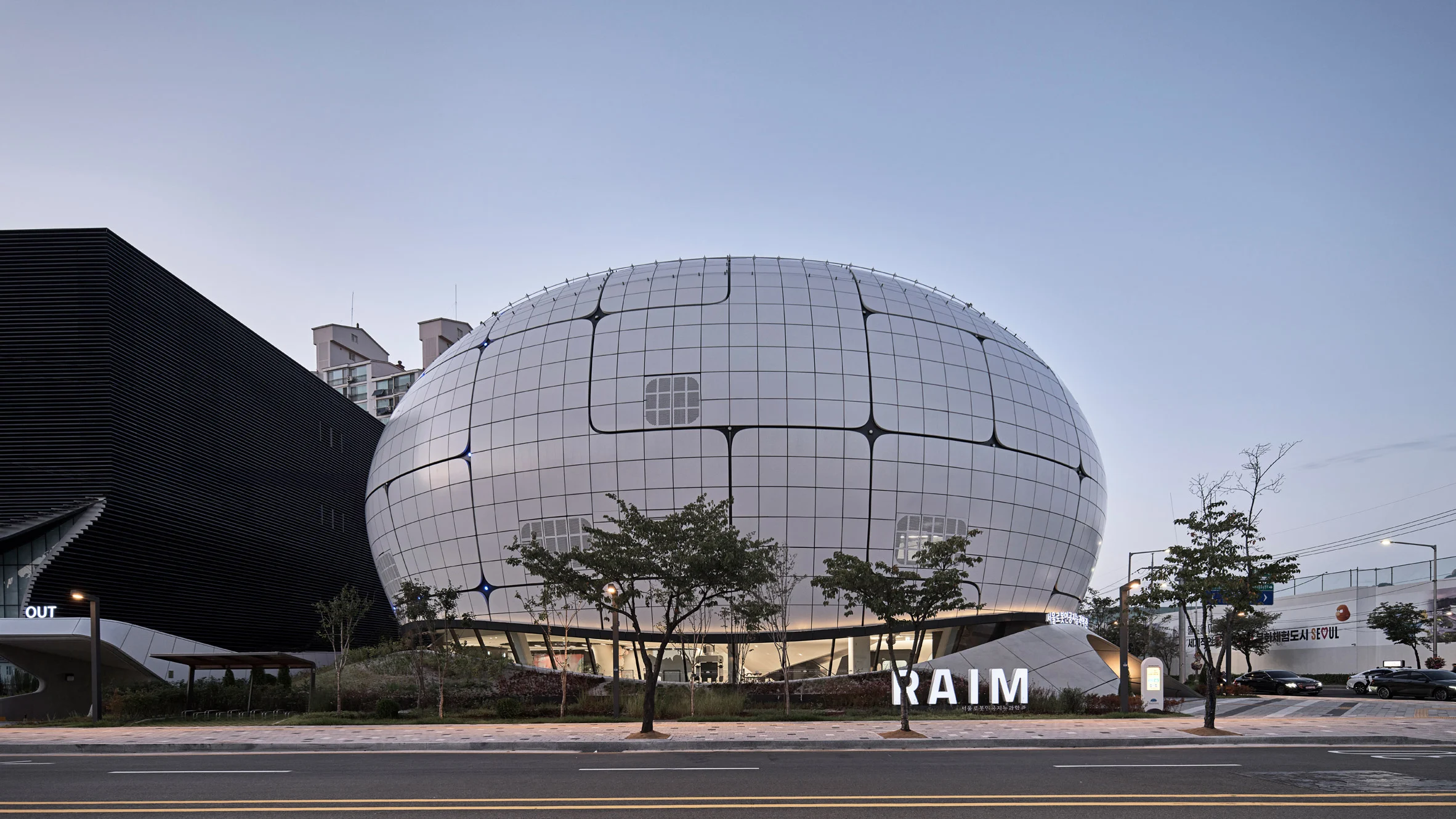 [Dezeen] 멜리케 알티니식 건축사무소, 서울에 우주선 같은 로봇 박물관 공개