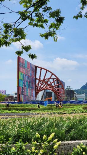 서울에서 건설 중인 Heatherwick의 ‘Humanise Wall’ 사진 공개