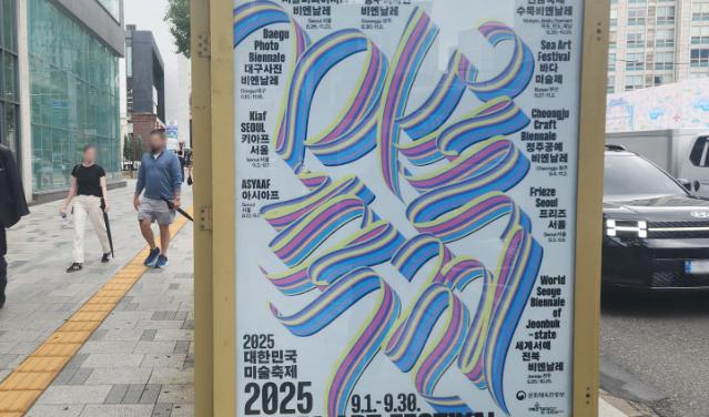 규모에 압도되어 한참을 바라봤어요