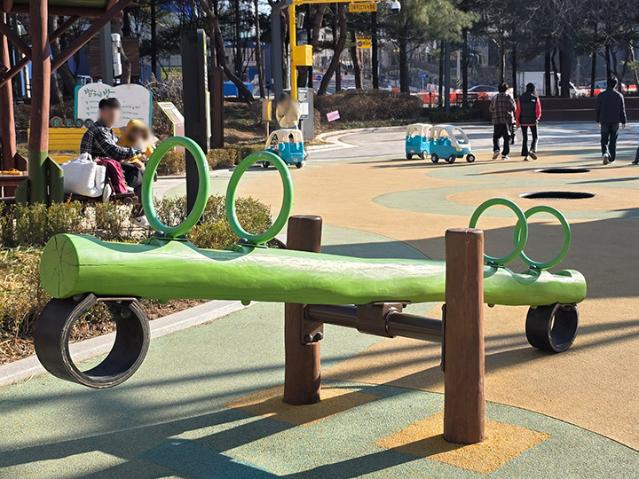 어른도 팡팡 뛰어 수 있는 이 놀이터는?