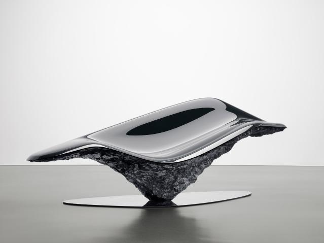 [Dezeen] 피닌파리나(Pininfarina), 스포츠카의 공기역학적 곡선을 반영한 쉐즈롱(chaise longue) 디자인