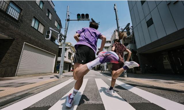 아식스는 왜 지금 가장 잘 달리는 스포츠 브랜드가 됐나