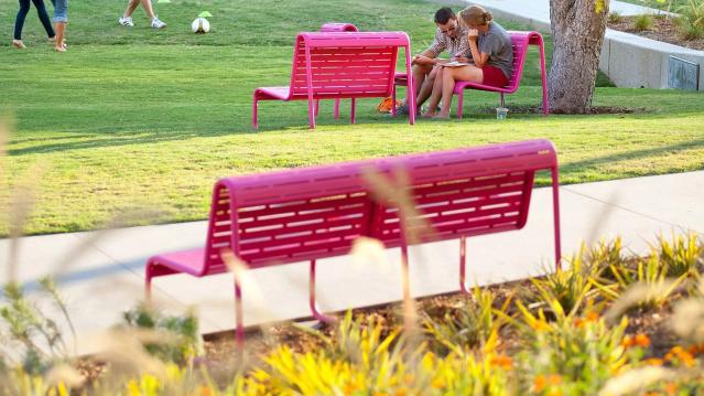 LA 시위에서 바리케이드로 사용된 분홍색 공원 가구, 