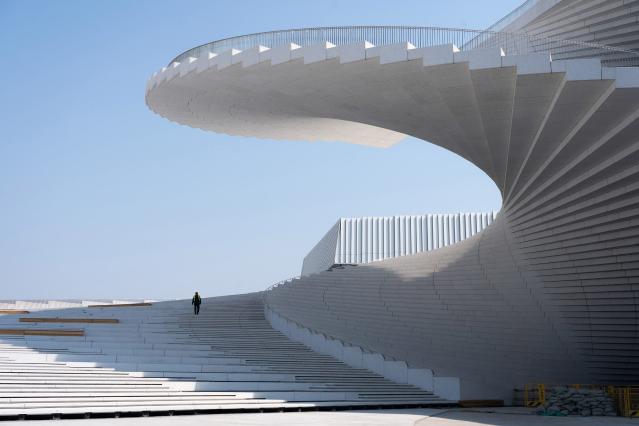 스노헤타(Snøhetta)가 설계한 상하이 오페라하우스의 나선형 계단 지붕이 완공에 가까워지고 있는 모습이 영상에 포착됐다.
