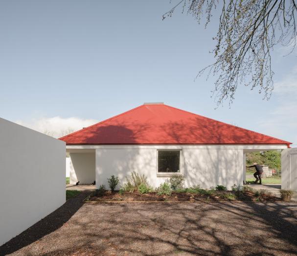 A2 Architects가 아일랜드의 게이트 로지(Gate Lodge)에 붉은 지붕을 얹었다