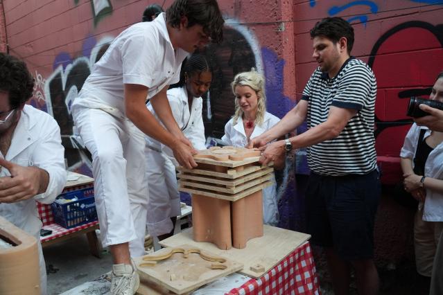 디자이너들, 가구 제작 과정에 대중을 참여시키기 위해 콘크리트 ‘붓기 파티(pour party)’ 개최