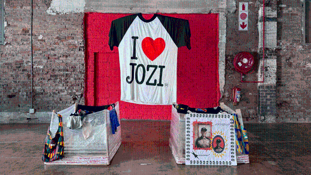 요하네스버그 신예 디자이너들, ‘더 프라이스 오브 골드’ 전시에서 도시의 폐자재를 예술로 재탄생시키다.