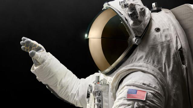 오클리-엑시움-프라다, 우주 비행을 위한 디자인 ‘삼각 동맹’