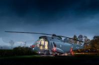 럭셔리 호텔 방으로 개조된 영국 해군 헬리콥터