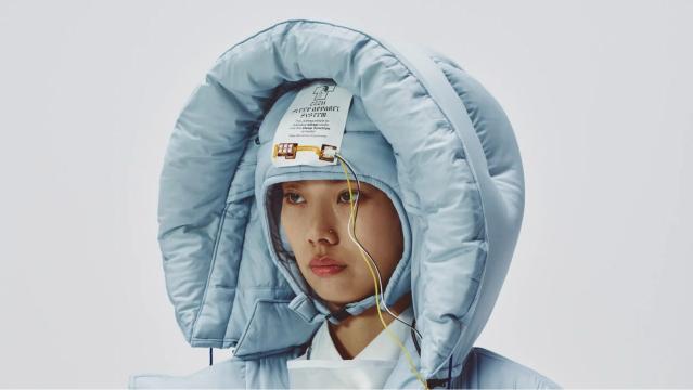 Konel의 졸음을 유도하는 로브는 음악과 조명을 활용해 착용자를 잠에 들게 한다.