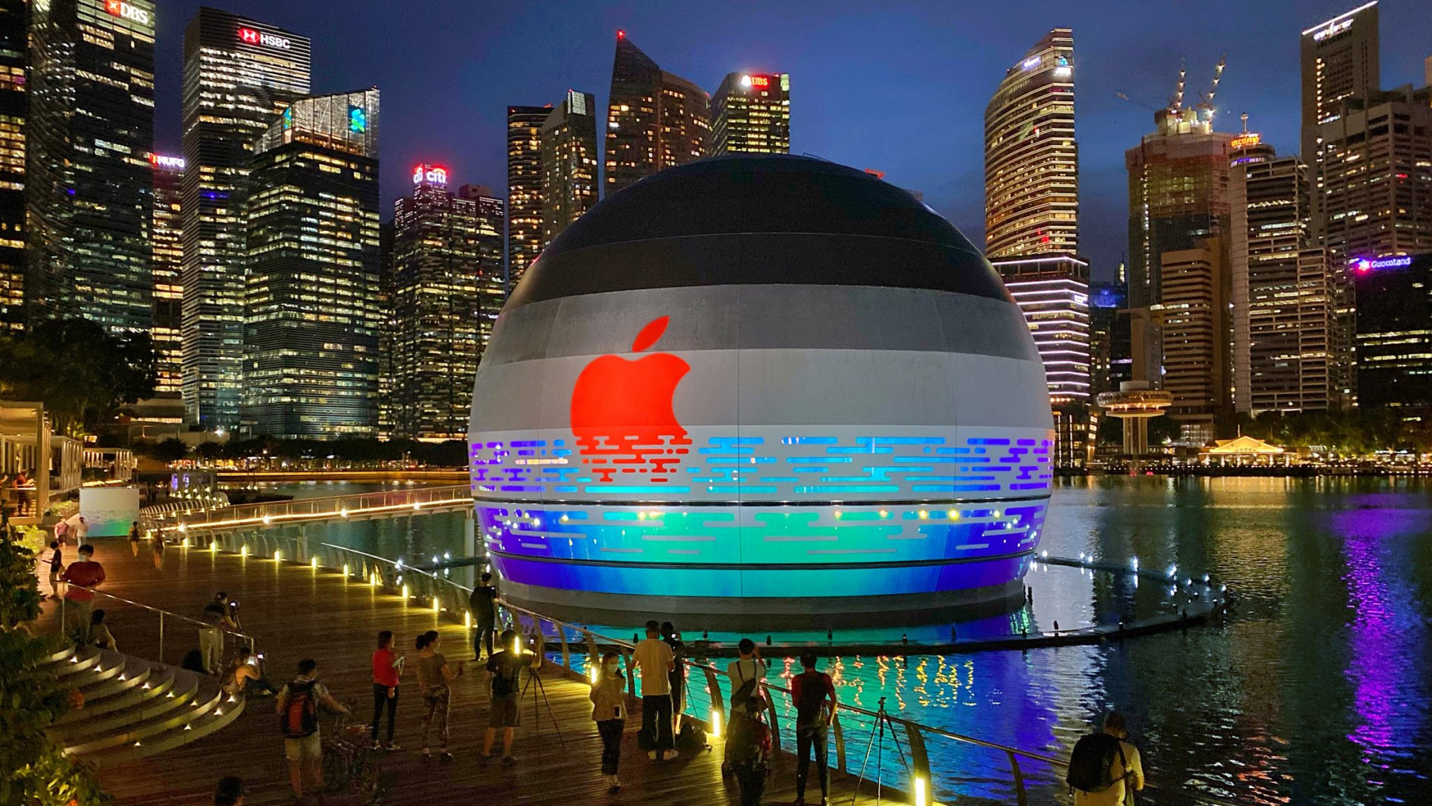 물 위에 떠있는 천구모양의 싱가폴 애플스토어 인스타그램서 화제