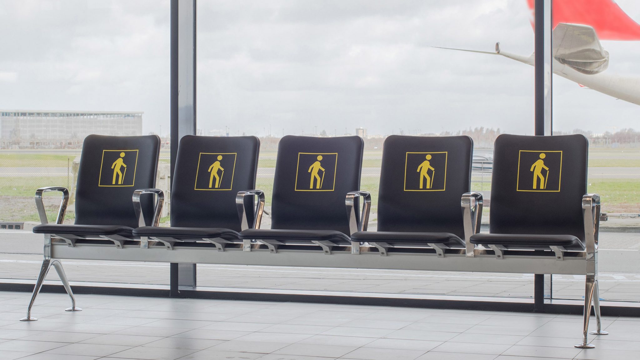 리하르트 휘텐, 안쓰는 공항 의자 녹여 “완전히” 새로운 의자시스템 제작