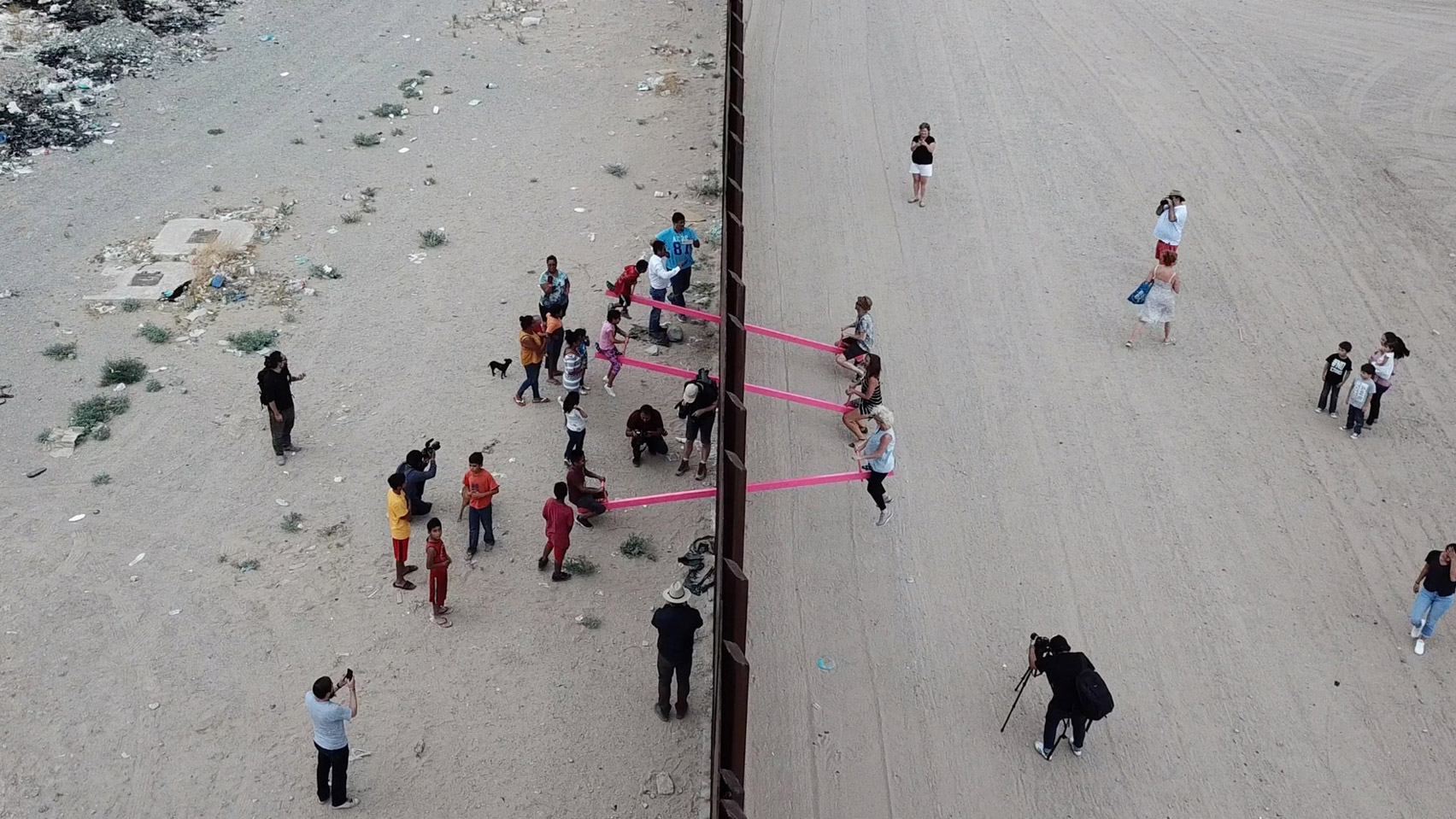 2020년 비즐리 올해의 디자인은 미국-멕시코 국경을 잇는 핑크 시소